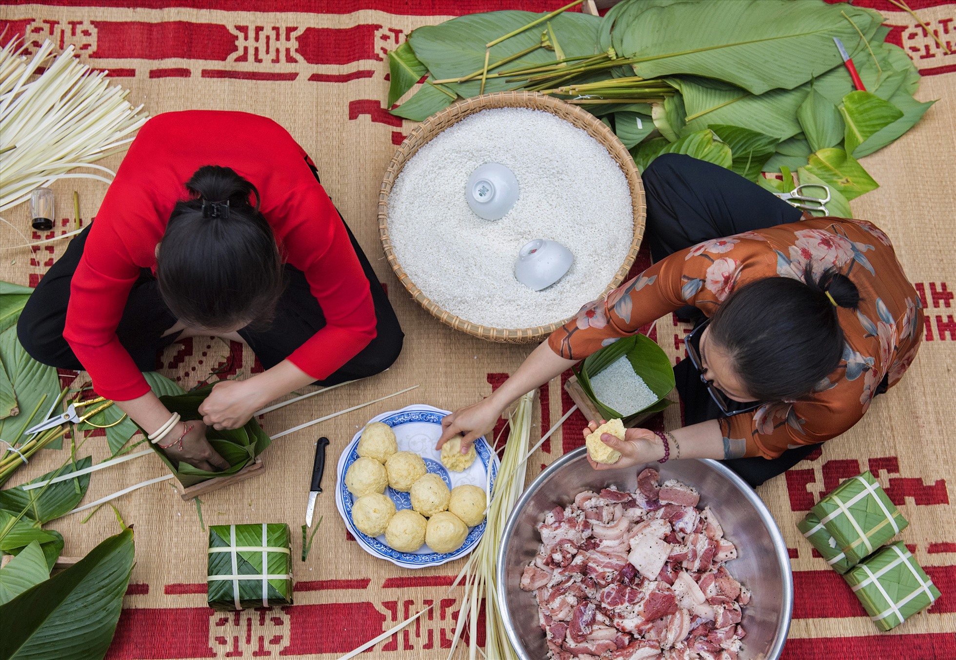 Gói bánh chưng. Giờ đây bánh chưng không chỉ có trong ngày Tết mà ngày thường cũng không thiếu.