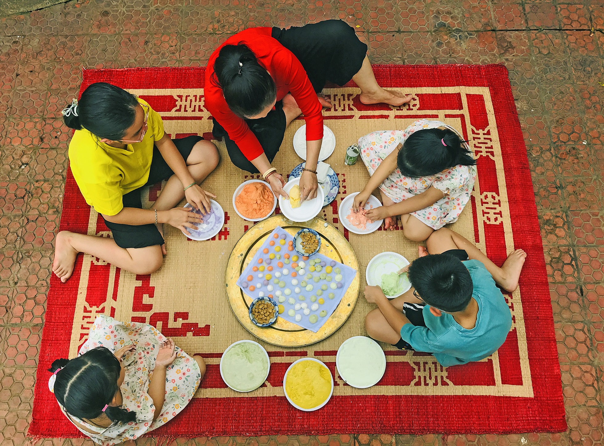 Chị Nghiêm Thanh Huyền đang hướng dẫn các bạn nhỏ làm bánh trôi, bánh chay.