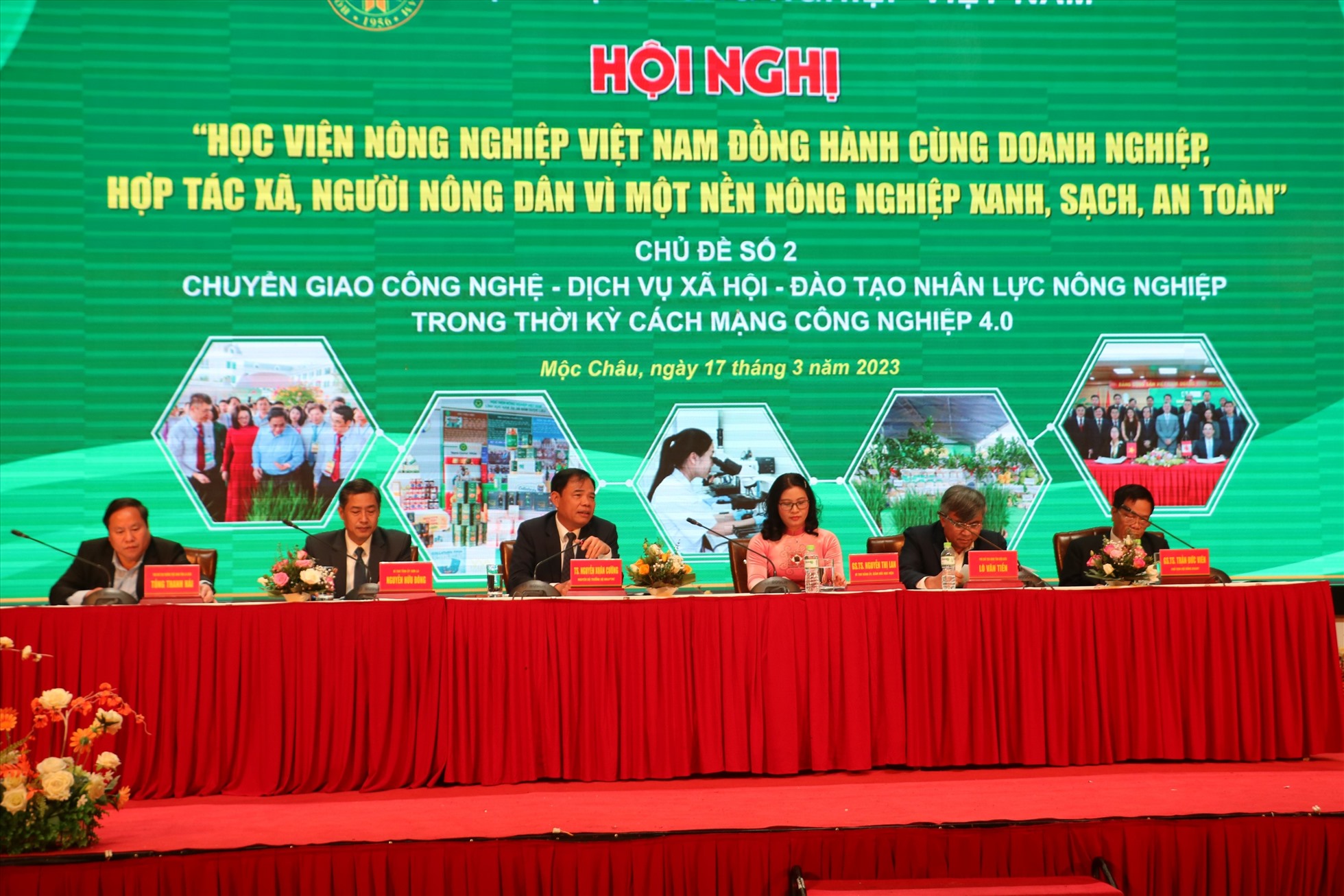 Lãnh đạo Học viện Nông nghiệp Việt Nam cùng lãnh đạo tỉnh Sơn La, lãnh đạo tỉnh Lai Châu trực tiếp lắng nghe, giải đáp các thắc mắc của nông dân tại Hội nghị. Ảnh: Dương Triều