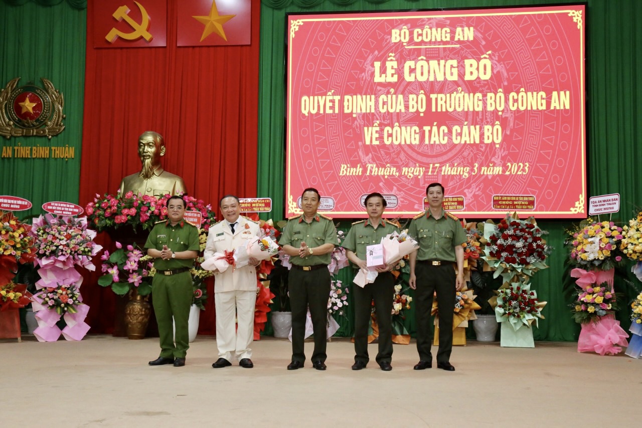 Đại tá Lê Quang Nhân cùng đại tá Trần Văn Toản chụp ảnh lưu niệm cùng 3 phó giám đốc Công an tỉnh Bình Thuận. Ảnh: Bích Thuận