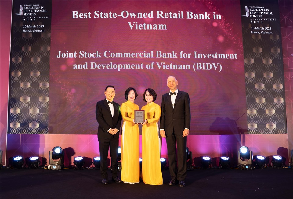 BIDV vinh dự nhận danh hiệu Ngân hàng Bán lẻ tốt nhất Việt Nam lần thứ 8 (Hạng mục State-Owned Retail Bank năm 2023). Ảnh BIDV