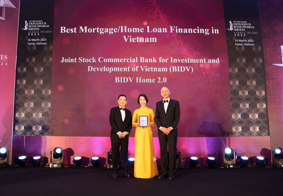 Sản phẩm cho vay mua nhà tốt nhất Việt Nam được trao cho đại diện BIDV.jpg