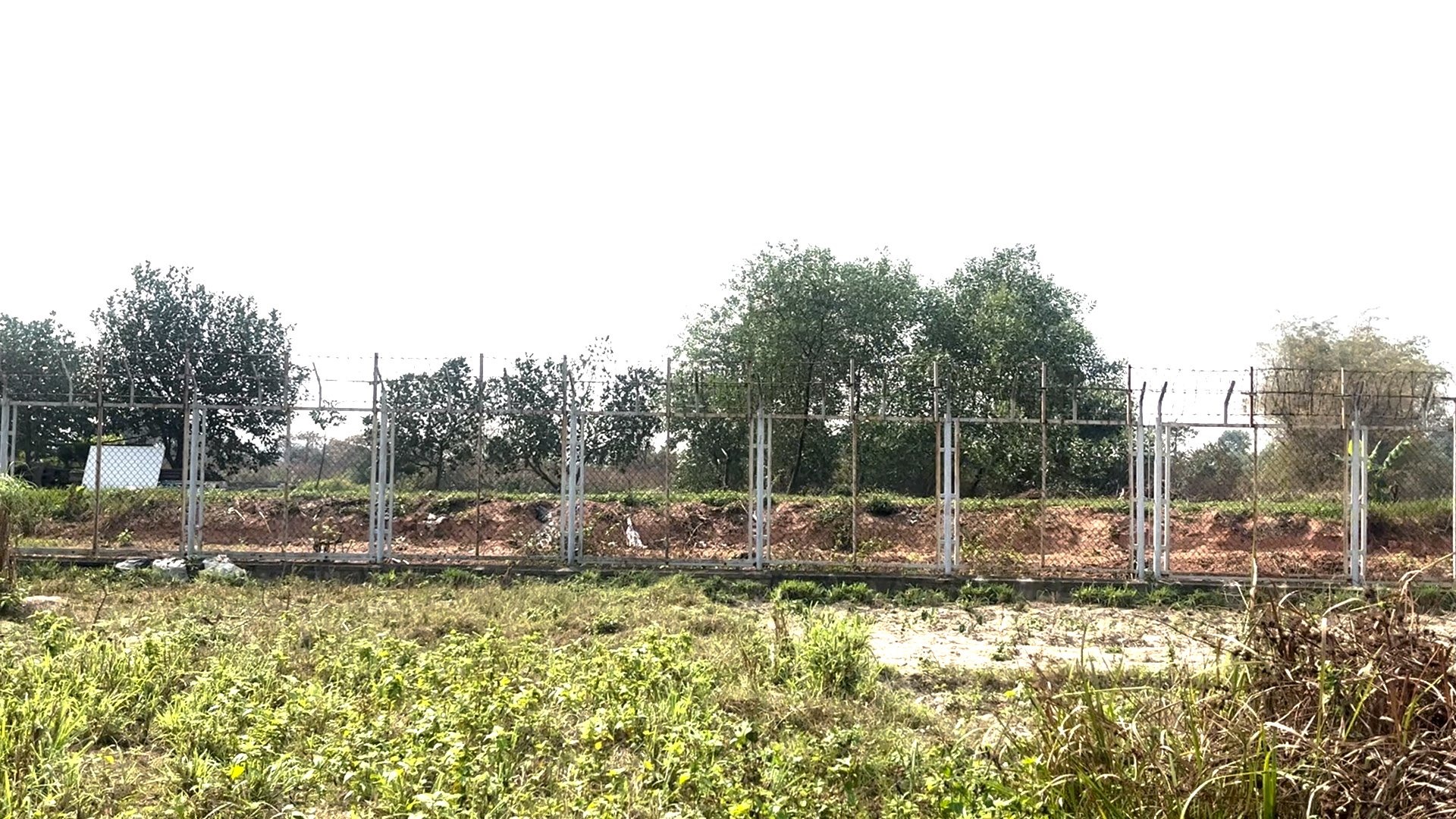 Hàng rào của trạm gác thải sân bay Nội Bài. Ảnh Tường Vân