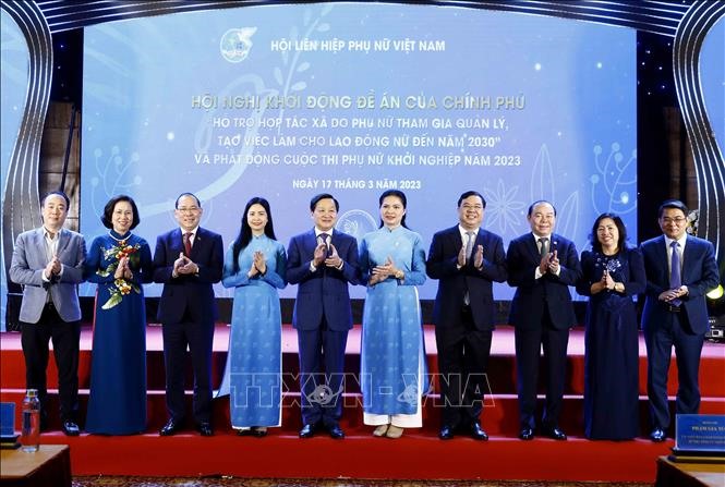Phó Thủ tướng Lê Minh Khái với các đại biểu. Ảnh: An Đăng/TTXVN