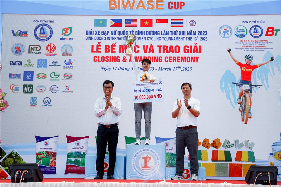 Ông Nguyễn Ngọc Vũ-TTK Liên đoàn xe đạp Mô tô thể thao VN và ông Nguyễn Thanh Hải -PTGĐ công ty CP Nhựa Bình Minh trao thưởng cho vận động viên đạt áo trắng chung cuộc