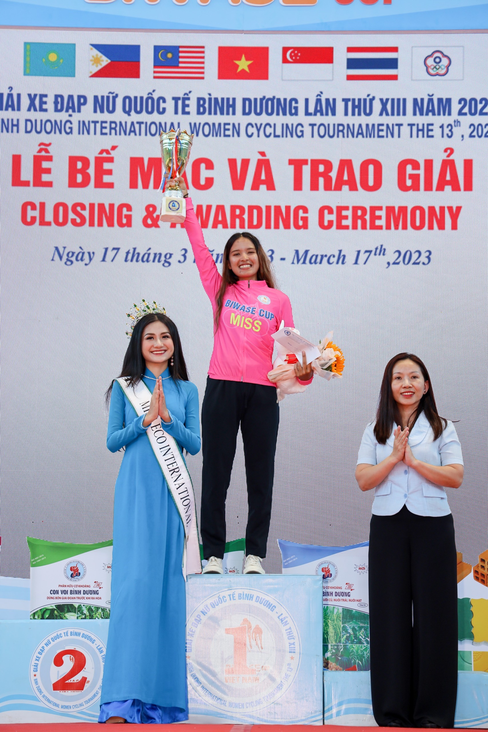 Bà Huỳnh Thị Thúy Phương -Phó Chủ tịch Hội Liên hiệp phụ nữ tỉnh và hoa hậu Nguyễn Thanh Hà trao thưởng cho VĐV đạt danh hiệu Miss Biwase Cup. Ảnh: Hoàng Anh