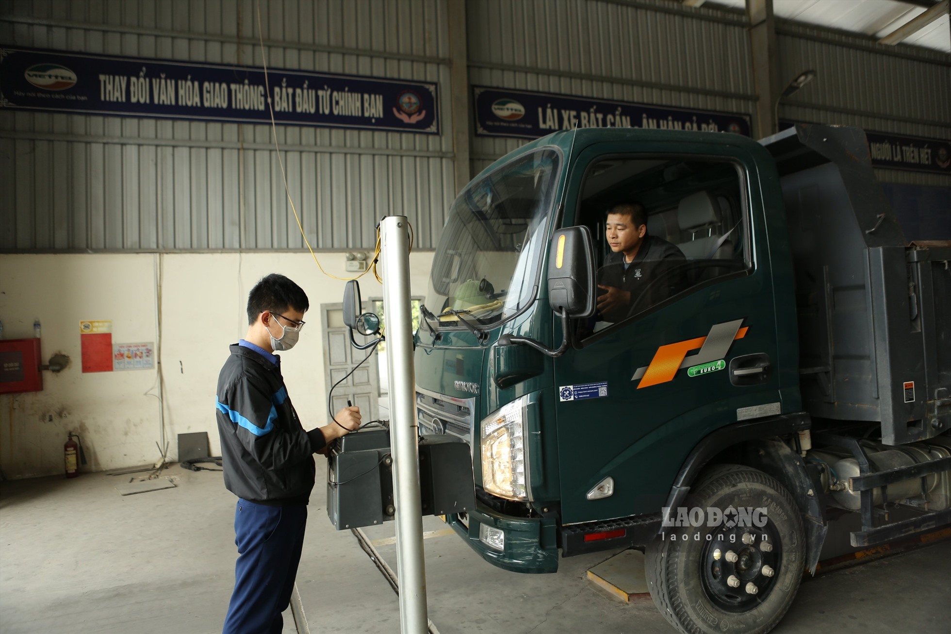 Trên địa bàn tỉnh Bắc Giang hiện có 5 trung tâm đăng kiểm, với năng lực kiểm định cho khoảng 560 xe ô tô/ngày. Ảnh: Nguyễn Kế