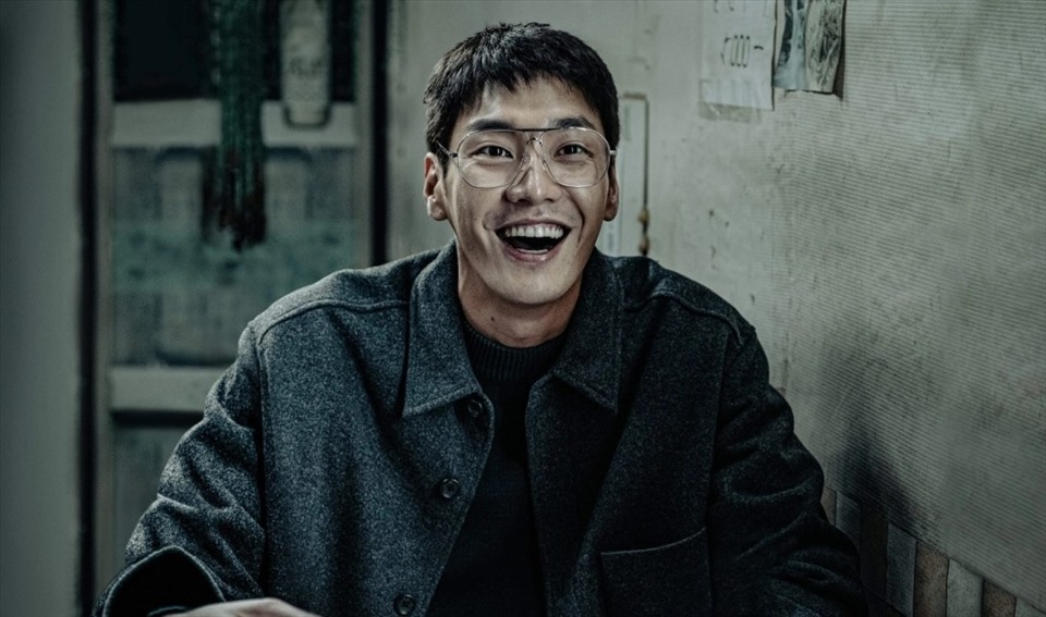 Kim Young Kwang lột xác với vai sát nhân hàng loạt. Ảnh: Nhà sản xuất Netflix