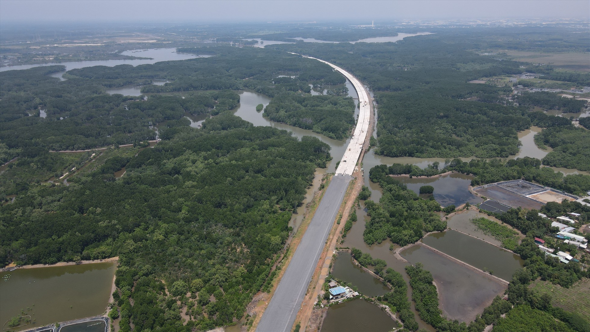 Phần cao tốc qua tỉnh Đồng Nai dài 27 km, một số đoạn chạy qua các vùng địa chất phức tạp, có nhiều sông ngòi, sình lầy. Trong đó, hơn 3 km đi qua khu rừng ngập mặn thuộc huyện Long Thành. Ảnh: Hà Anh Chiến