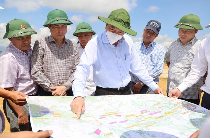 Đoàn công tác của UBND tỉnh Đắk Lắk khảo sát dự án cao tốc Khánh Hòa - Buôn Ma Thuột. Ảnh: Cao Nguyên