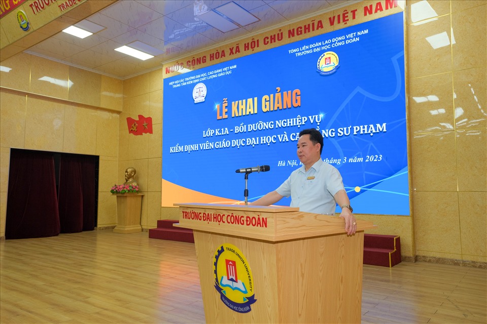 PGS.TS Lê Mạnh Hùng, Hiệu trưởng Trường Đại học Công đoàn, phát biểu tại lễ khai giảng. Ảnh: Hồng Nhung