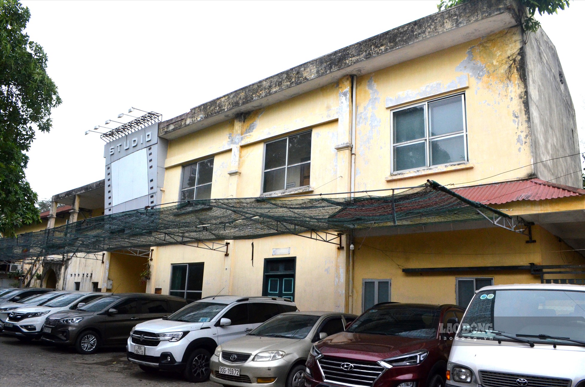 Ghi nhận của Lao Động, khu vực cổng chính trụ sở Hãng phim, giờ là nơi trông giữ xe ô tô, xe máy.