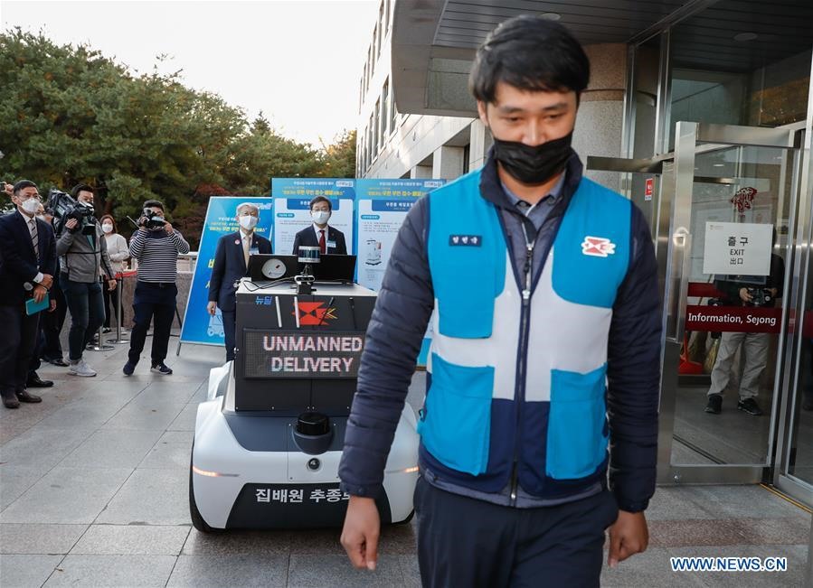 Robot chuyển phát bưu phẩm được trưng bày tại Đại học Hàn Quốc ở thành phố Sejong ngày 28.10.2020. Ảnh: Xinhua