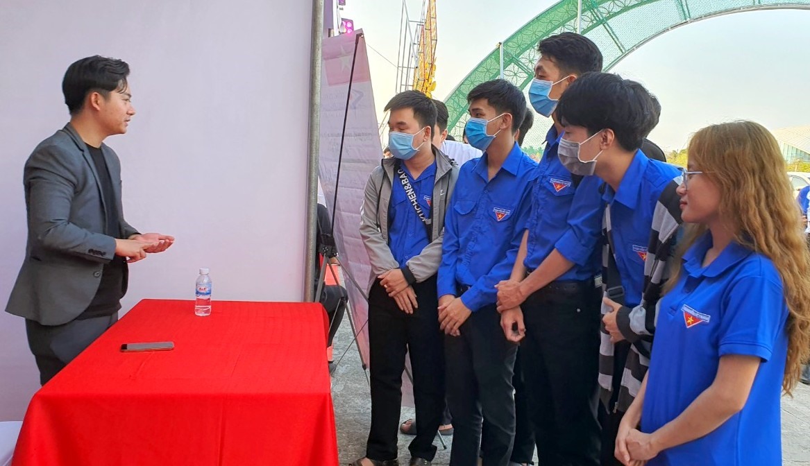 Sinh viên tỉnh Bạc Liêu tìm hiểu về chương trình xuất khẩu lao động tại ngày hội việc làm tỉnh Bạc Liêu. Ảnh: Nhật Hồ