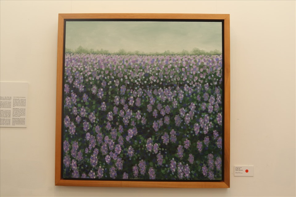 Tác phẩm “Thung lũng hoa đào” và “Ao bèo tây” của họa sĩ Hoàng Chúc Anh. Ảnh: Chi Trần.