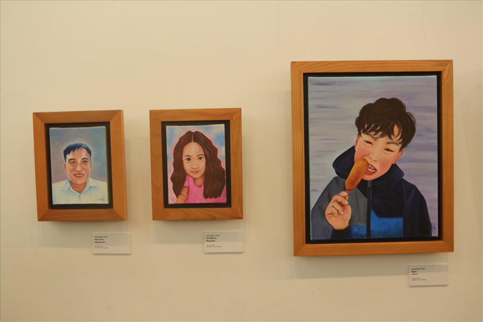 3 bức tranh sơn dầu mang tên “Hạnh phúc“, “Đôi mắt em“, “Ngon” của họa sĩ Hoàng Minh Thủy. Ảnh: Chi Trần.