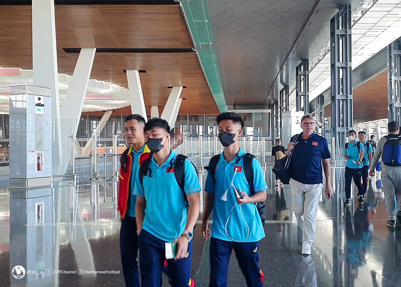 Đội tuyển U23 Việt Nam chia thành 2 nhóm di chuyển sang Doha (Qatar). Ảnh: VFF