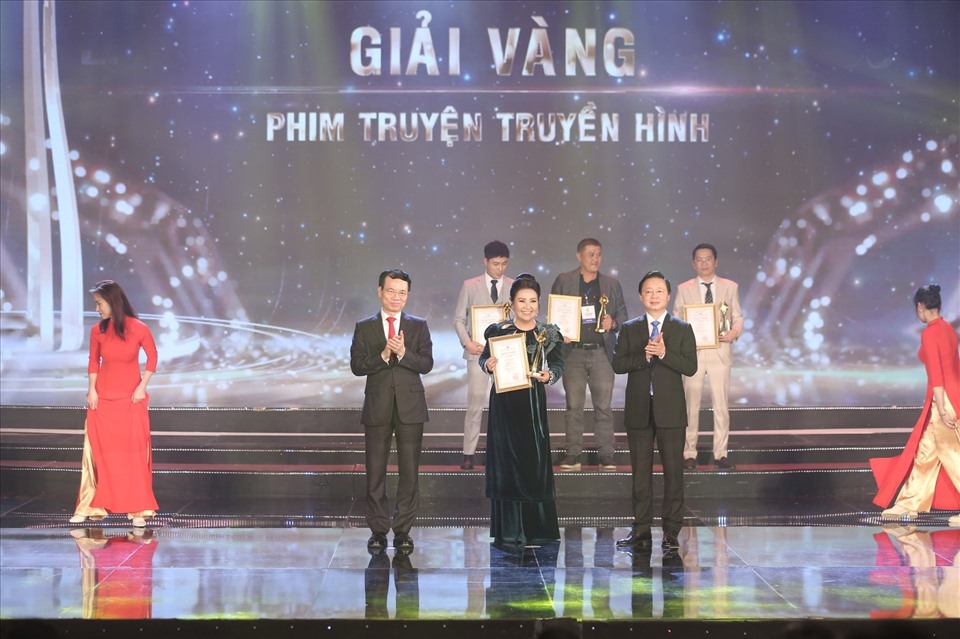 Diễn viên Ngân Quỳnh và Thanh Sơn nhận giải thưởng nam-nữ diễn viên