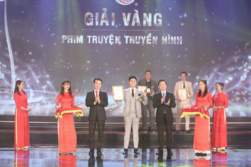 Diễn viên Ngân Quỳnh và Thanh Sơn nhận giải thưởng nam-nữ diễn viên