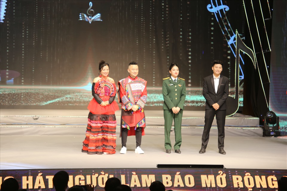Các thí sinh được trao giải Nhì và giải Ba của cuộc thi Tiếng hát Người làm báo mở rộng 2023. Ảnh: Huyền Chi