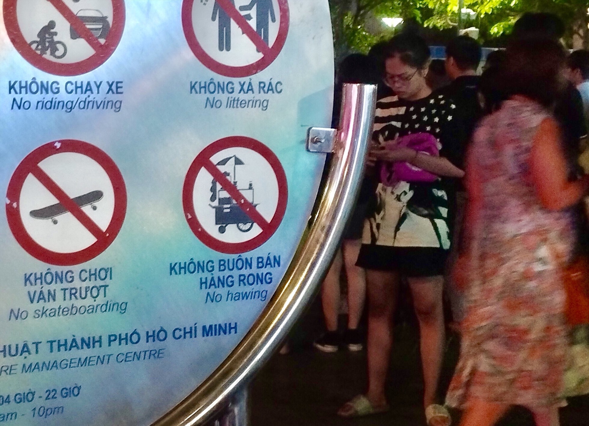 Theo quan sát, mặc dù xung quanh phố đi bộ Nguyễn Huệ đã có gắn nhiều biển thông báo nội quy công viên. Trong đó, có quy định cấm bán hàng rong nhưng vẫn xuất hiện vài chục xe hàng rong đủ loại ngang nhiên bày bán lấn chiếm cả khuôn viên phố đi bộ.