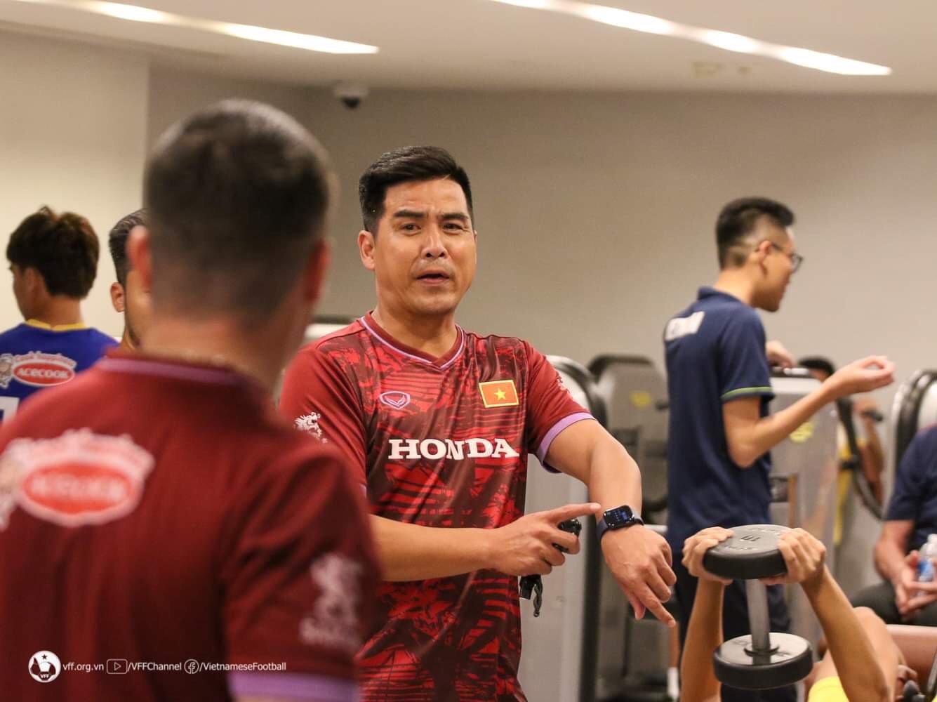 Trợ lý Nguyễn Việt Thắng cũng có mặt để hỗ trợ, quan sát cũng như nhắc nhở cầu thủ.