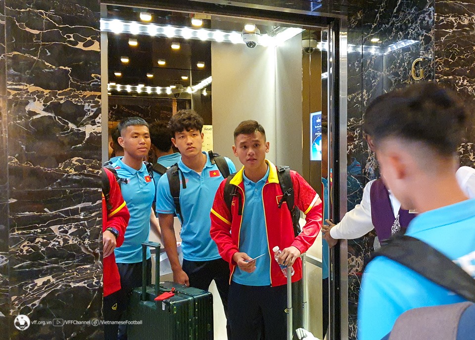 Ngay sau đó, các cầu thủ và ban huấn luyện U23 Việt Nam nhanh chóng trở về khách sạn Crowne Plaza - nơi đóng quân của đội tuyển trong thời gian diễn ra Doha Cup 2023.