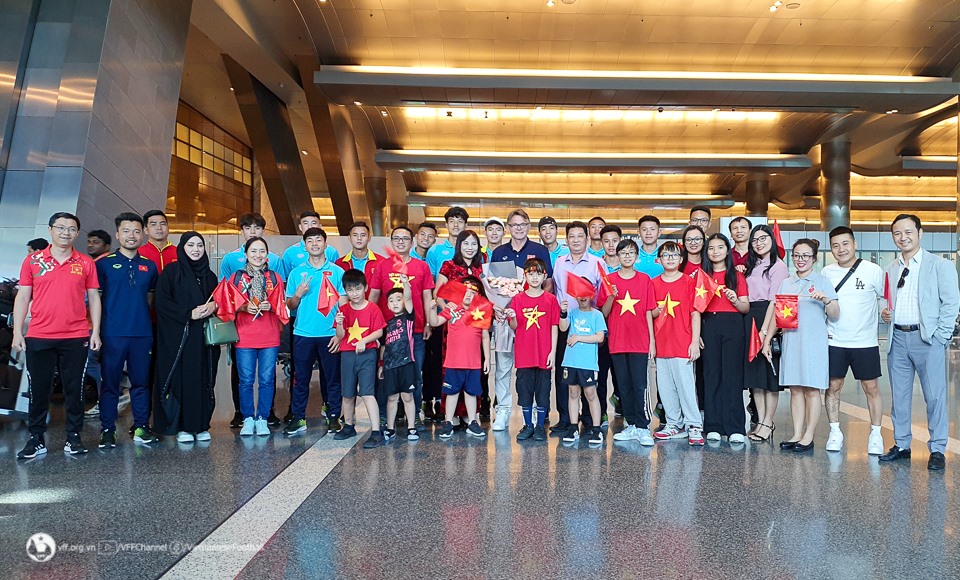 Toàn đội nhận được sự đón tiếp nhiệt tình của đại diện Đại sứ quán Việt Nam và cộng đồng người Việt Nam tại Qatar.