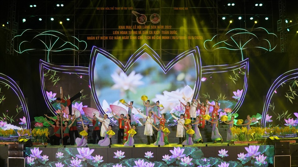 Nhiều ca khúc viết về con người, quê hương Chủ tịch Hồ Chí Minh được biểu diễn trong đêm khai mạc Lễ hội Làng Sen 2022. Ảnh: Quang Đại