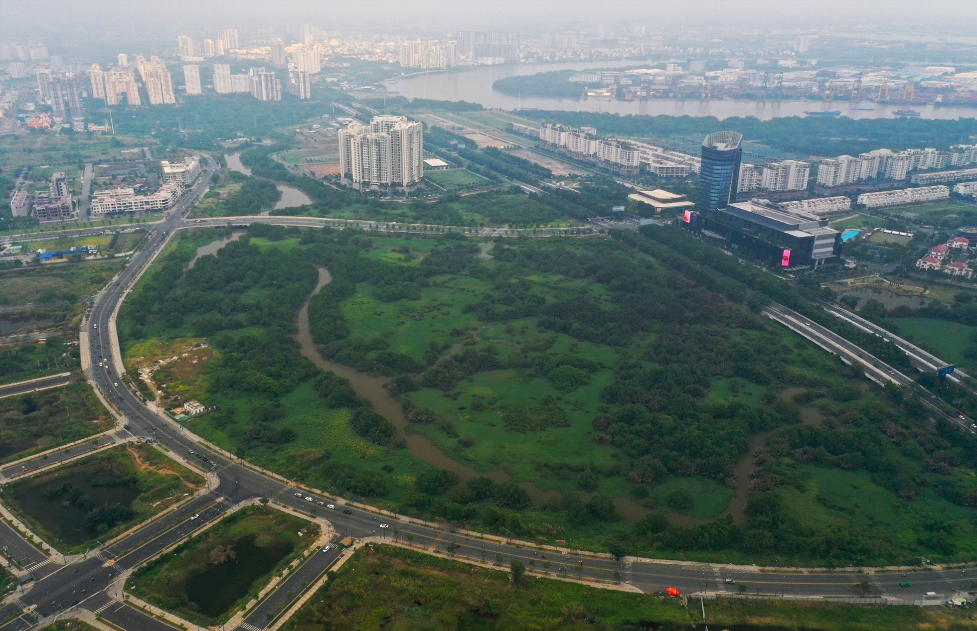 Đường Tố Hữu hoàn thành cơ bản so với năm 2018, hiện đã cho xe chạy. Đường dài 3km, rộng hơn 29m, có bốn làn xe, giao cắt với hai trục đường Nguyễn Cơ Thạch và Mai Chí Thọ.