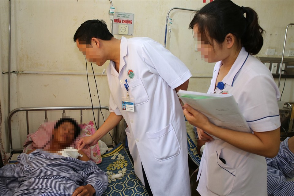 Nhu cầu thuốc gây tê để khâu vết thương là rất lớn nhưng chưa trúng thầu cũng là điều đáng lo ngại của các cơ sở y tế ở Hà Tĩnh. Ảnh: Trần Tuấn.