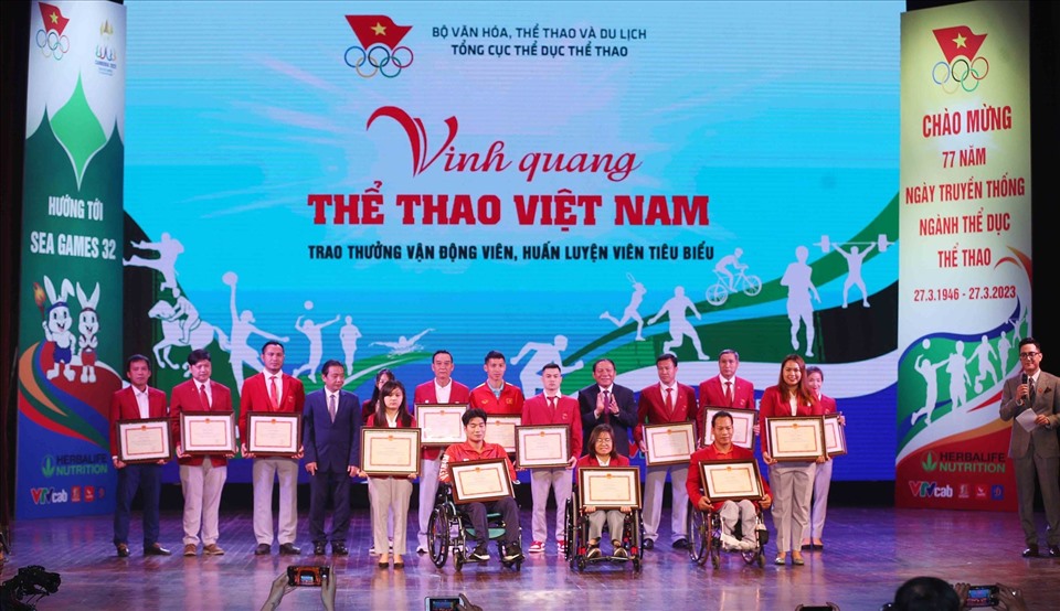 Các vận động viên, huấn luyện viên tiêu biểu được trao bằng khen tại Gala Vinh quang Thể thao Việt Nam. Ảnh: Tổng cục Thể dục thể thao