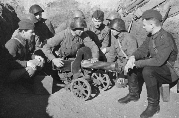 Quân đội Liên Xô được hướng dẫn sử dụng súng máy Maxim M1910/30. Ảnh: Wiki