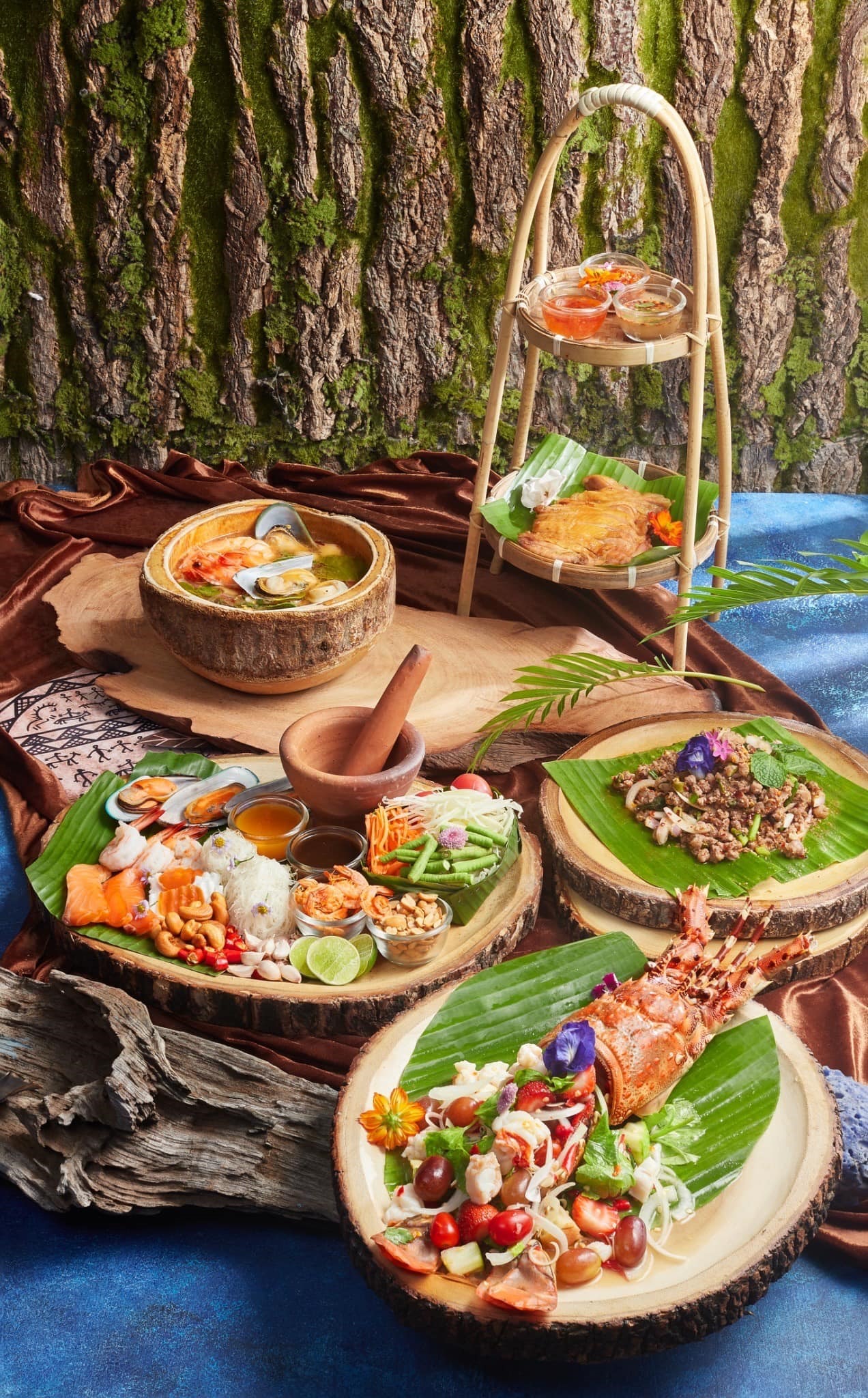 Ngoài các đồ uống thơm ngon, tại đây cũng phục vụ đa dạng món ăn, tiêu biểu phải kể đến các món truyền thống của Thái Lan. Ảnh: Bubble in the forest