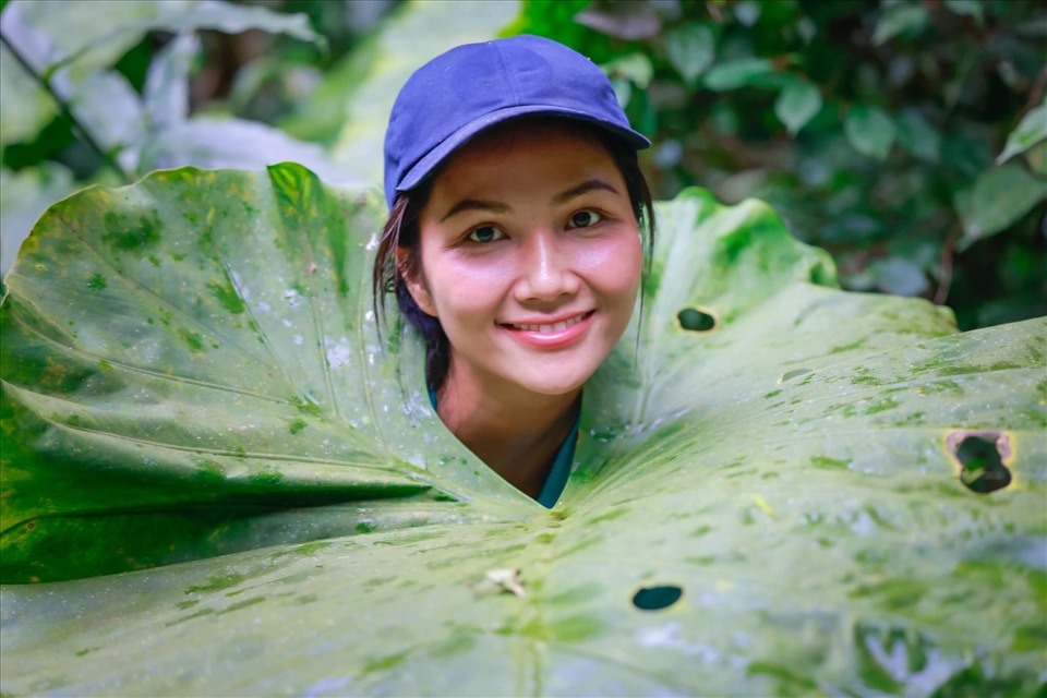 H'Hen Niê bày tỏ tình yêu đối với màu xanh của cây rừng và hứa sẽ trở lại nơi đây lần nữa trong tương lai.