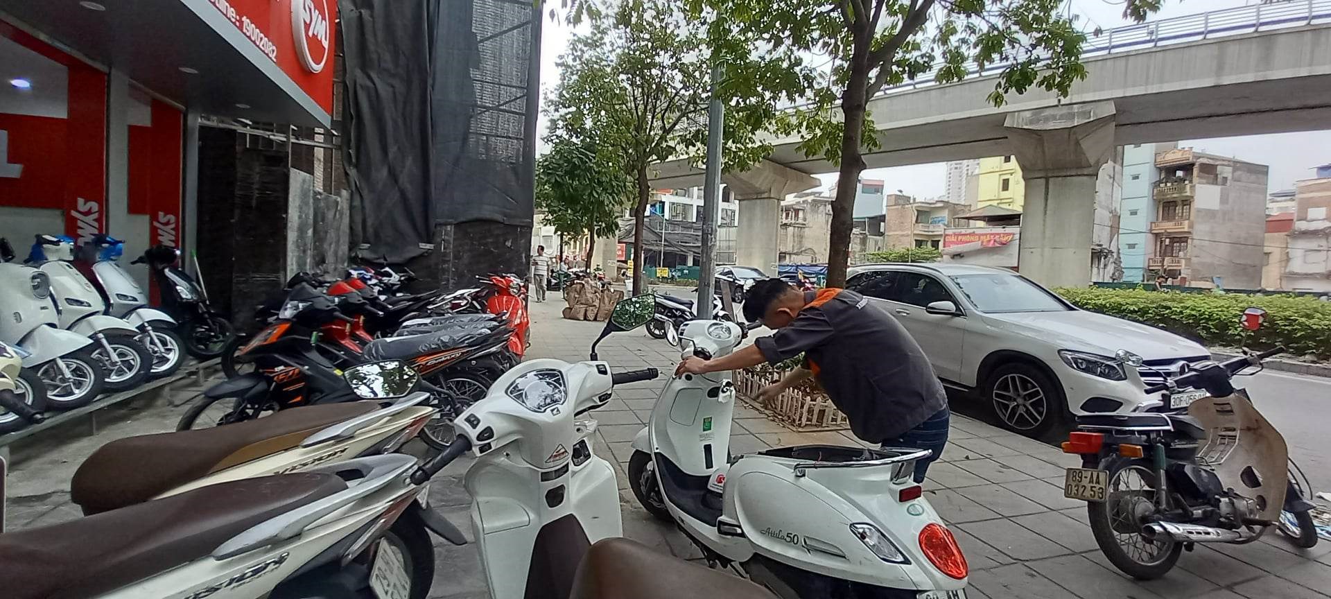 Cửa hàng chuyên bán xe máy 50cc tại quận Cầu Giấy, Hà Nội. Ảnh Xuyên Đông