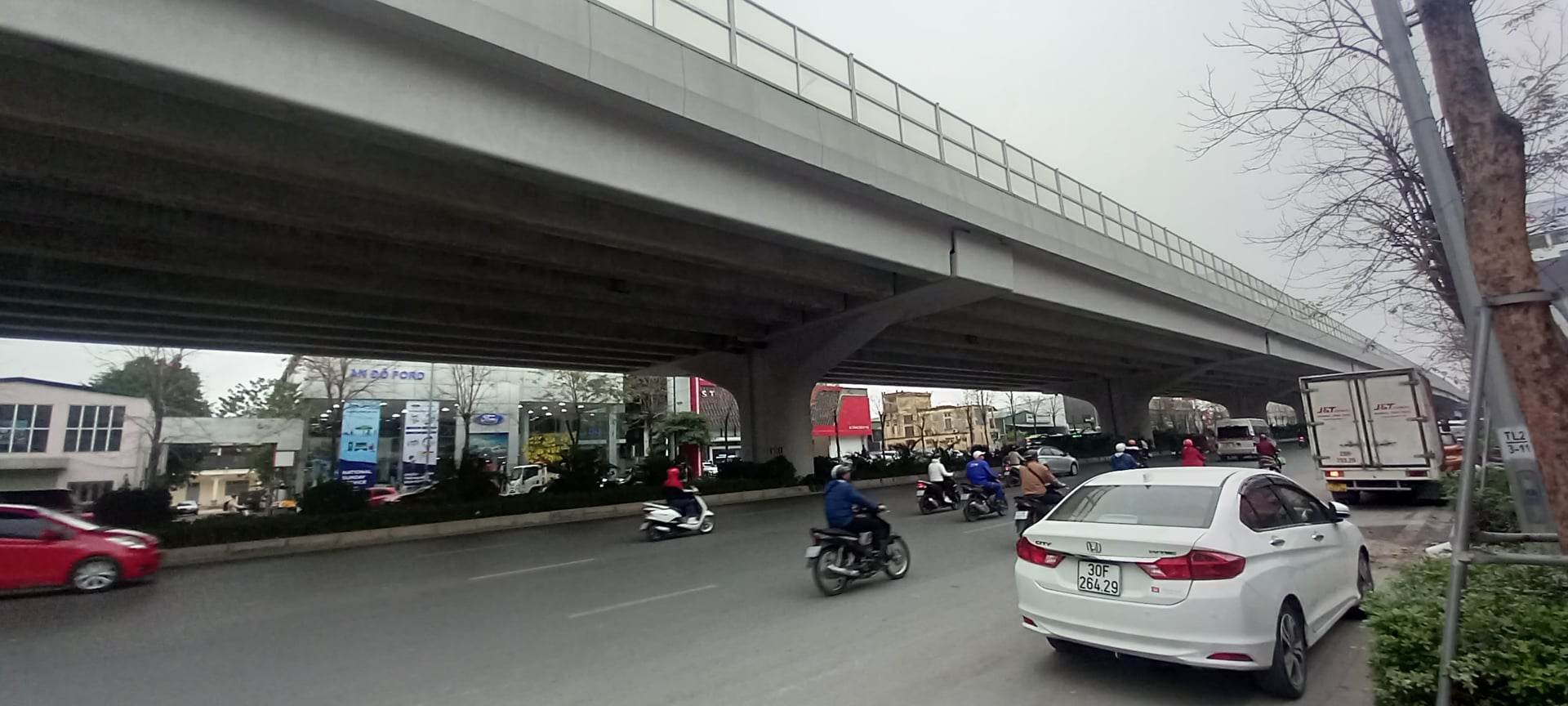 Người dân đường Phạm Văn Đồng bớt áp lực nhờ tấm chống ồn. Ảnh Xuyên Đông