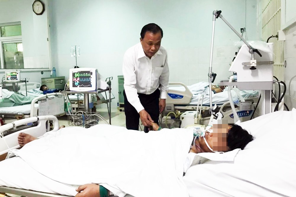Những nạn nhân bị ngộ độc đang điều trị tại Bệnh viện Đa khoa khu vực miền núi phía Bắc Quảng Nam. Ảnh: Hoàng Bin