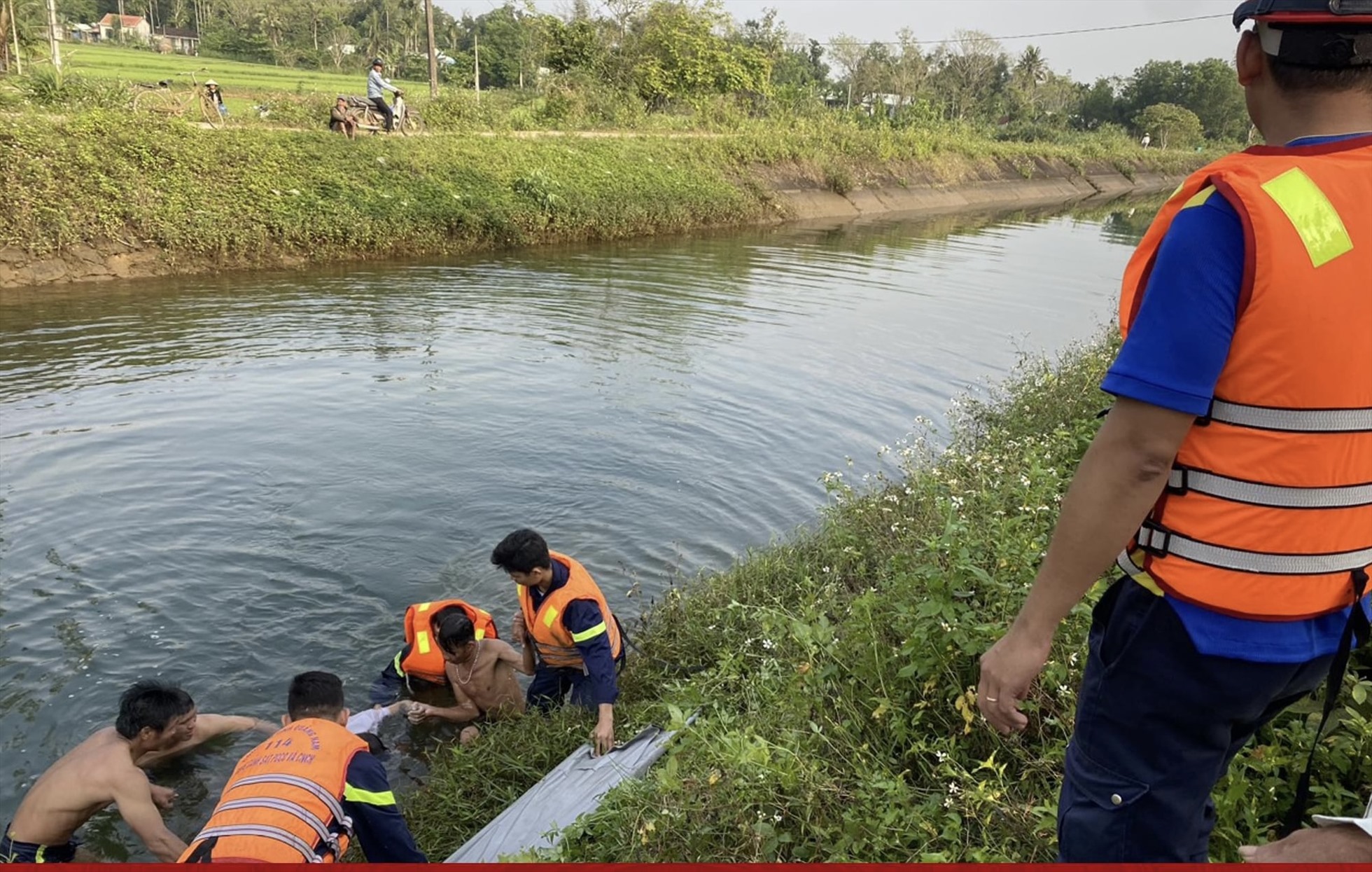 Tìm thấy thi thể nạn nhân đuối nước tại kênh thuỷ lợi Phú Ninh, Quảng Nam. Ảnh Công an Quảng Nam