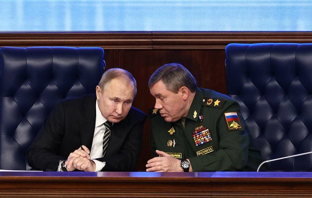 Tổng thống Nga Vladimir Putin và Tổng tham mưu trưởng các lực lượng vũ trang Nga. Ảnh: Kremlin/TASS