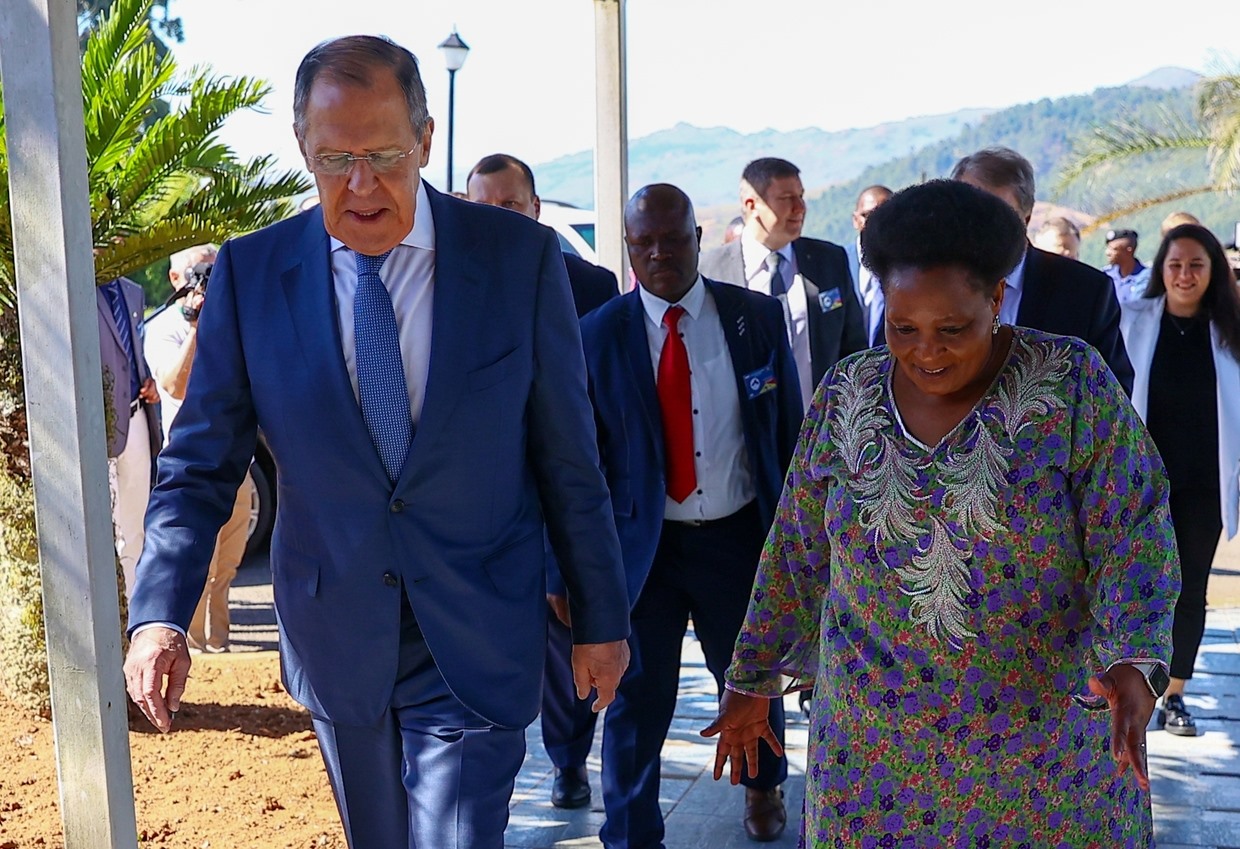 Ngoại trưởng Nga Sergei Lavrov (trái) và Ngoại trưởng Eswatini Thuli Dladla tới dự cuộc họp ở Mbabane, Eswatini. Ảnh: Bộ Ngoại giao Nga