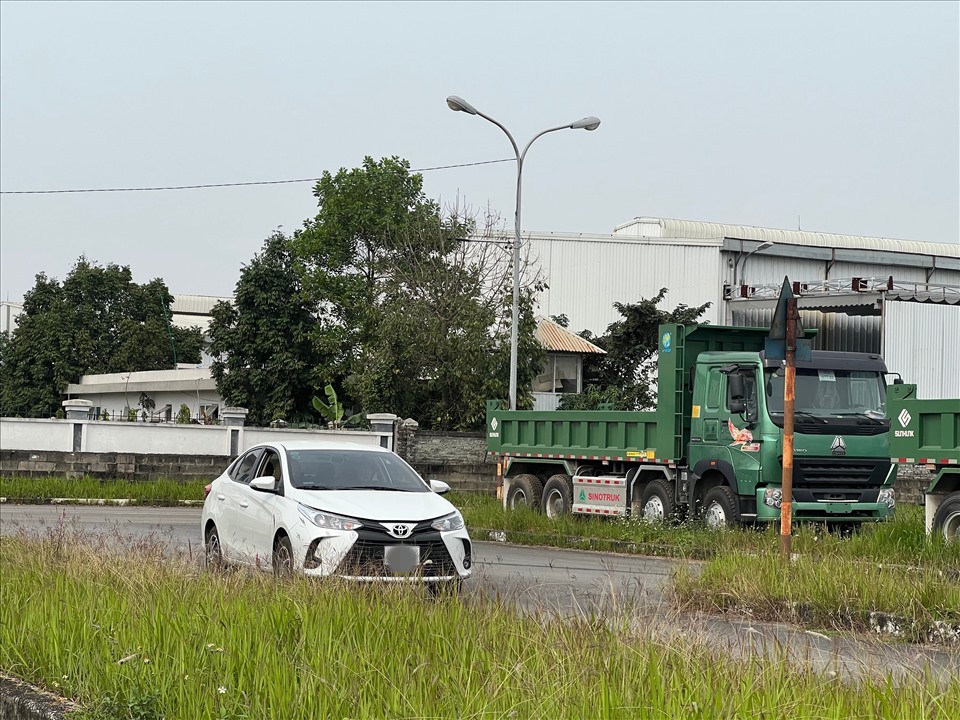 Xe bồn, xe đầu kéo đỗ tràn lan trong sân tập lái xe; nhiều xe không có phù hiệu, biển tập lái vẫn tự do tập trong sân. Ảnh: PV