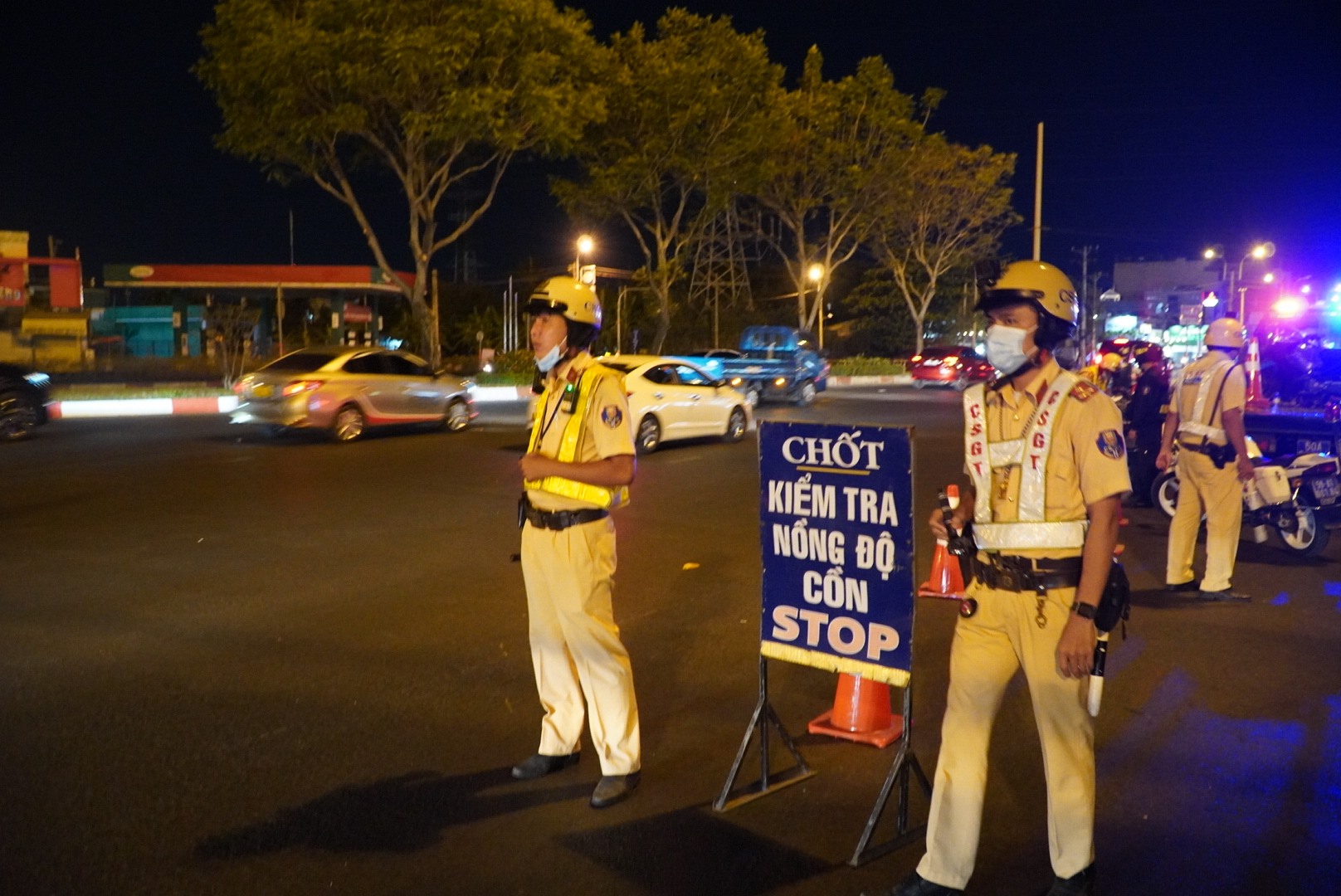 Đêm 19.3, Đội CCSGT Hàng Xanh, thuộc Phòng CSGT đường bộ, đường sắt (PC08), Công an TPHCM thực hiện lập chốt kiểm soát nồng độ cồn tại giao lộ Phạm Văn Đồng - Quốc lộ 13 (TP Thủ Đức).