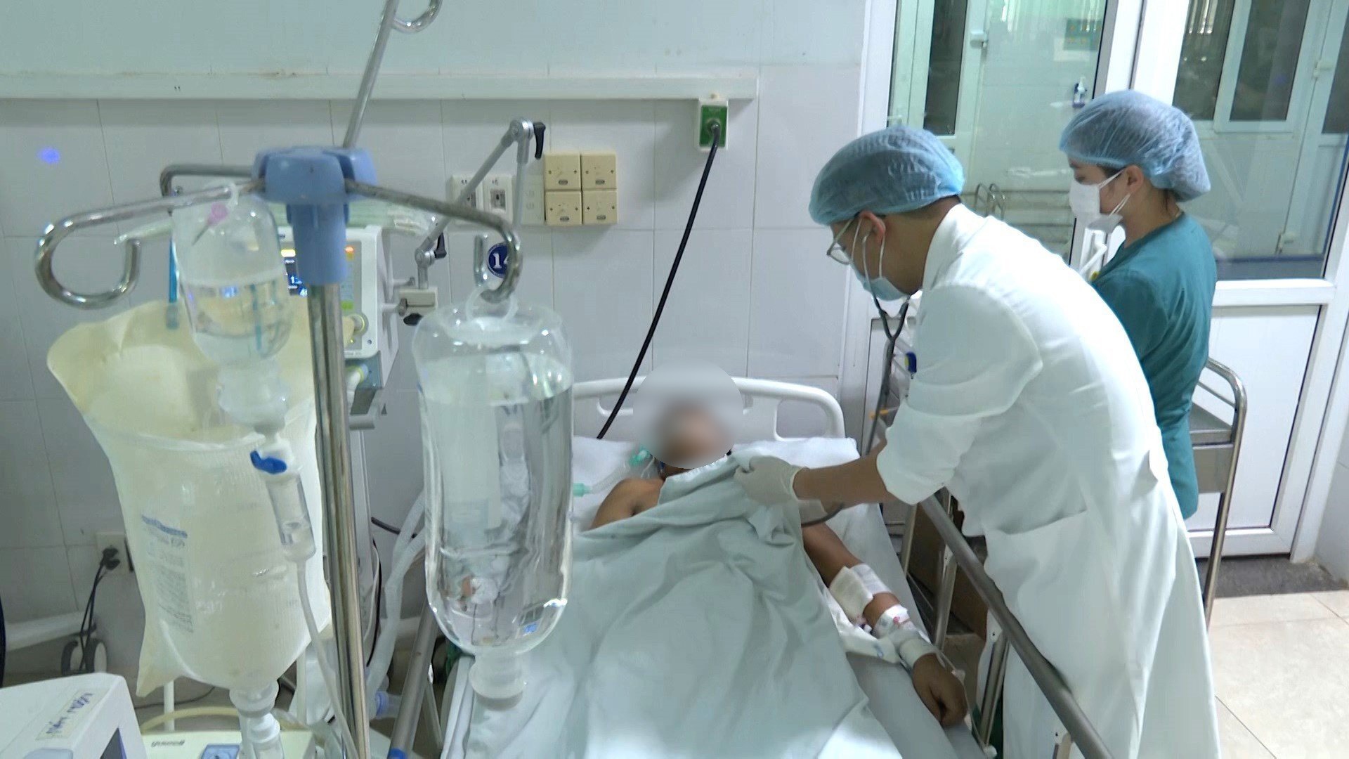 Đoàn chuyên gia chống độc bệnh viện Chợ Rẫy đã để lại Quảng Nam 2 liều thuốc giải độc Botulinum để đề phòng sự cố. Ảnh Hoàng Bin