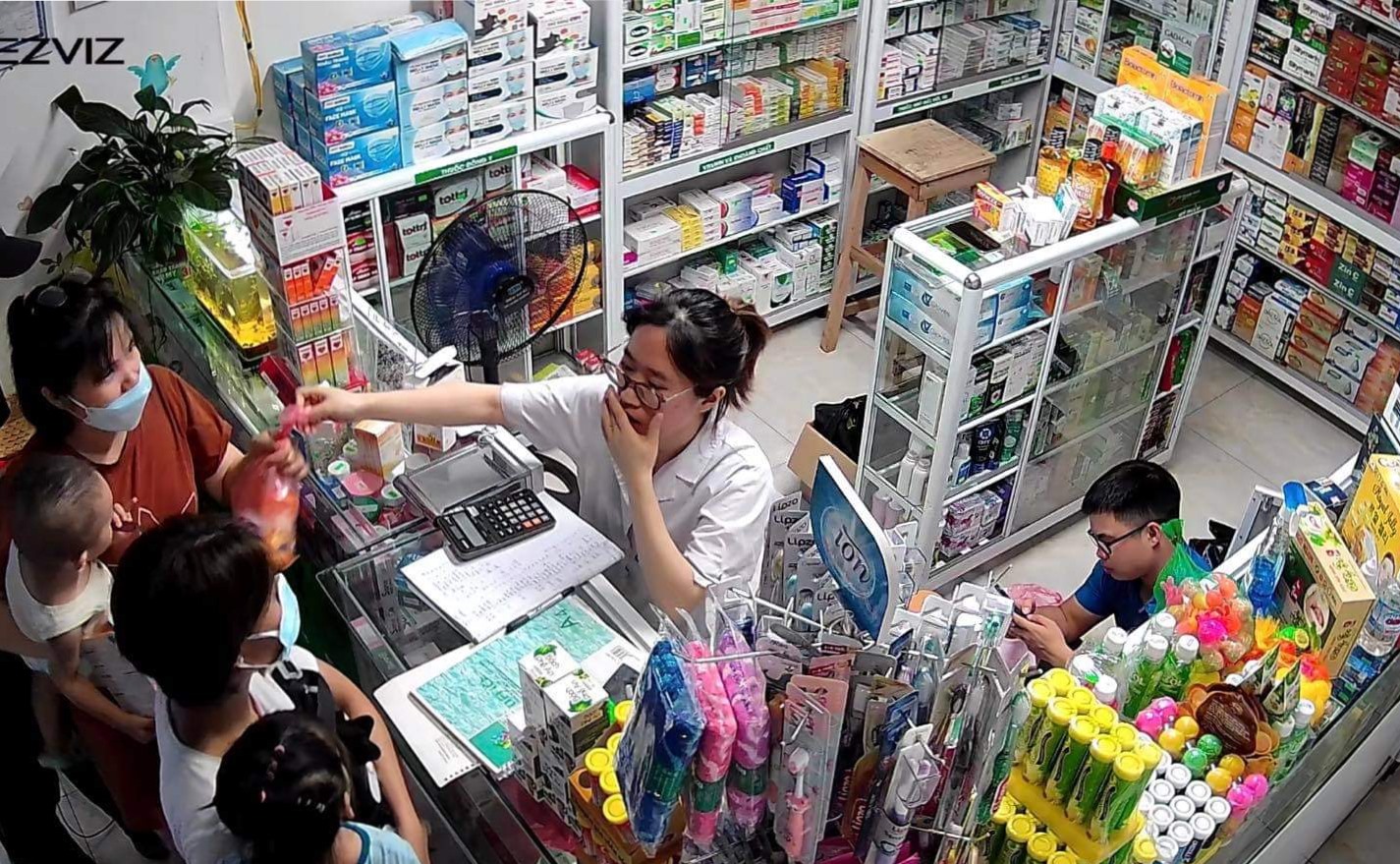 Việc nhập, bán và tư vấn thuốc cho khách hàng được dược sĩ Việt