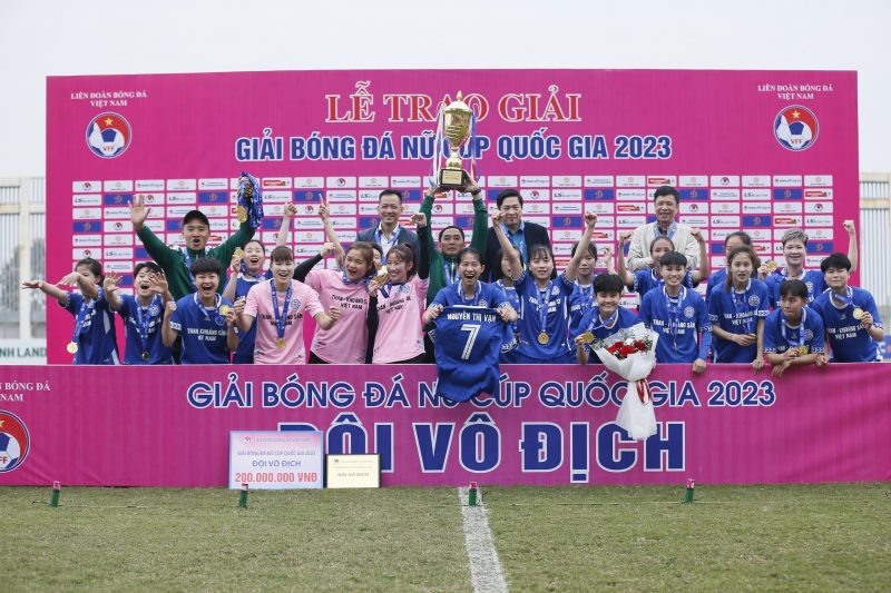 Các đồng đội Than Khoáng sản Việt Nam cầm chiếc áo số 7 của Nguyễn Thị Vạn lên bục nhận chức vô địch Cúp quốc gia 2023. Ảnh: VFF