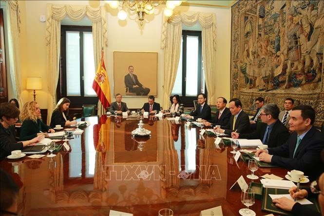 Phó Thủ tướng Chính phủ Trần Lưu Quang hội kiến chủ tịch Hạ viện Tây Ban Nha Meritxell Batet. Ảnh: TTXVN