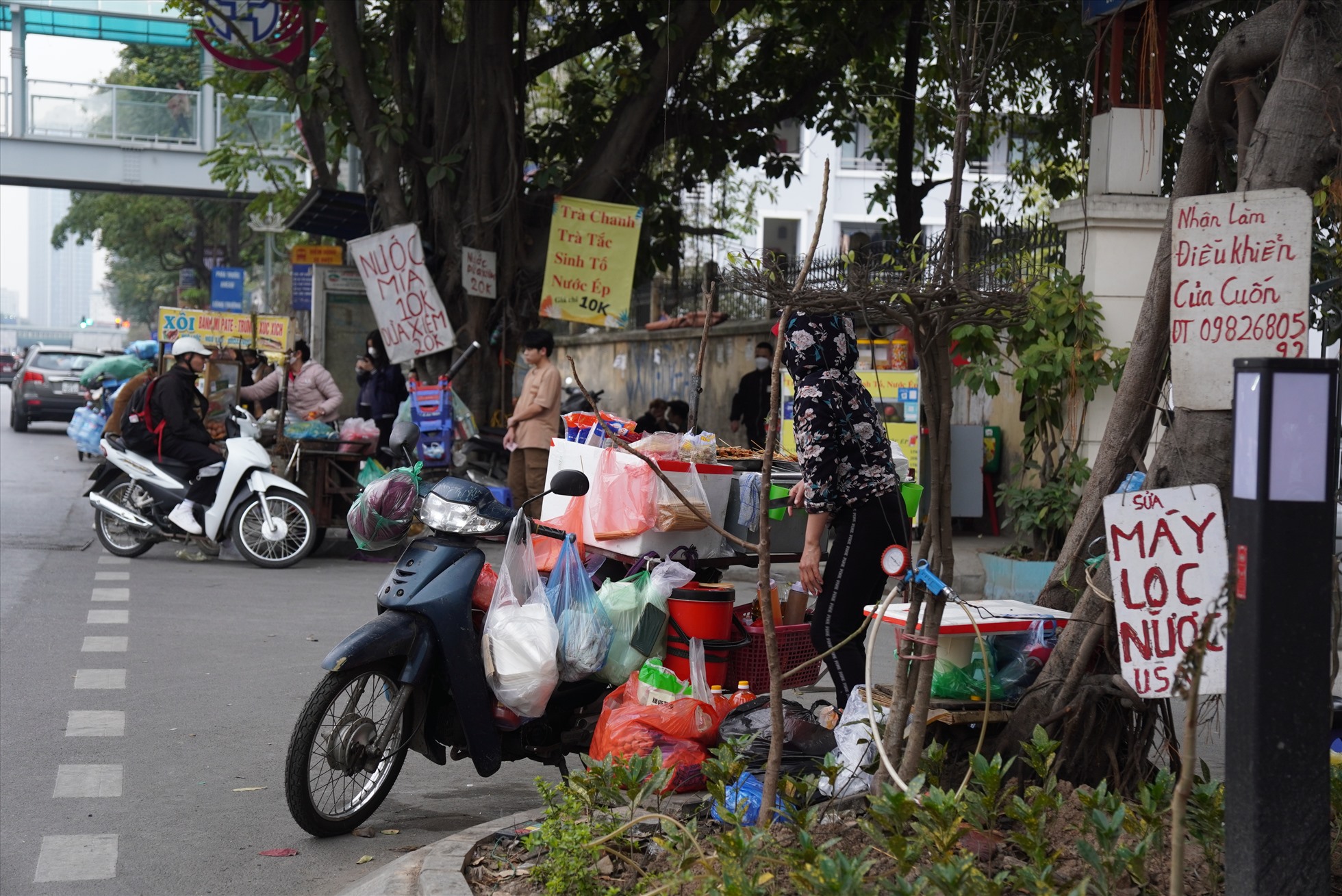 Cảnh nhếch nhác trên phố Nguyễn Chí Thanh. Ảnh: