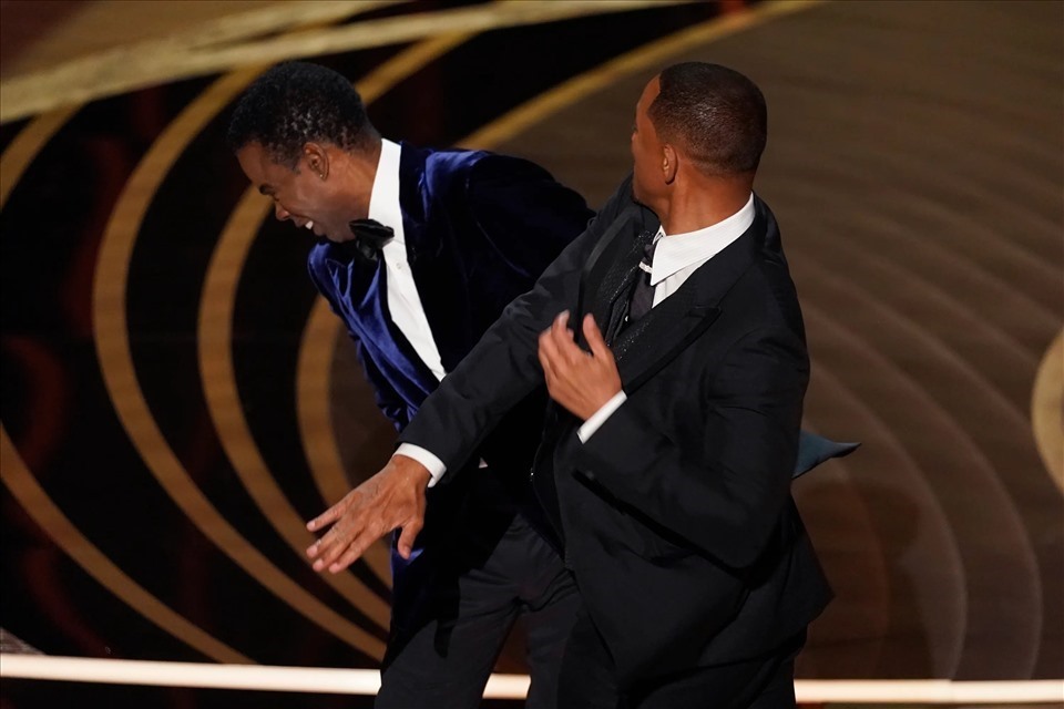 Khoảnh khắc Will Smith tát MC tại Lễ trao giải Oscar lần thứ 94. Ảnh: CMH