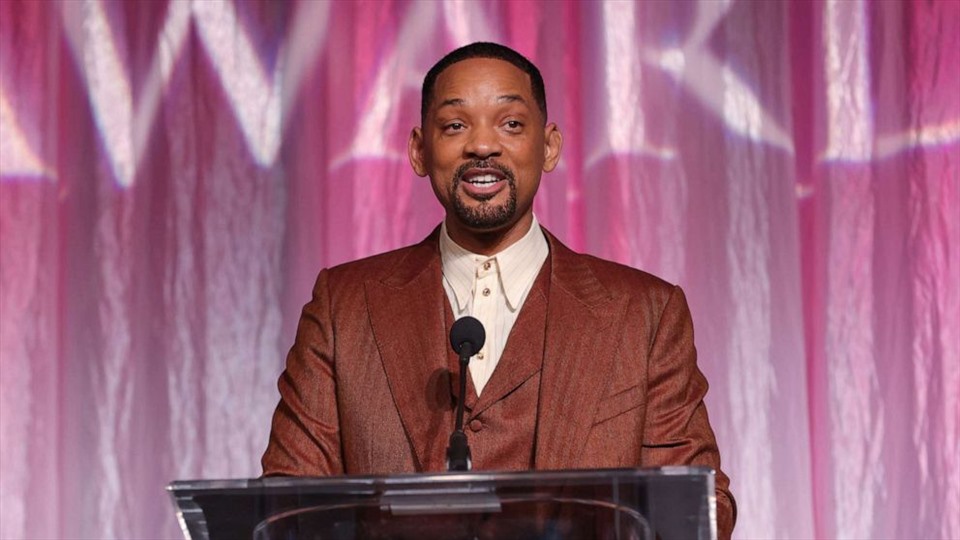 Will Smith trên bục trao giải tại AAFCA. Ảnh: Nhà sản xuất cung cấp